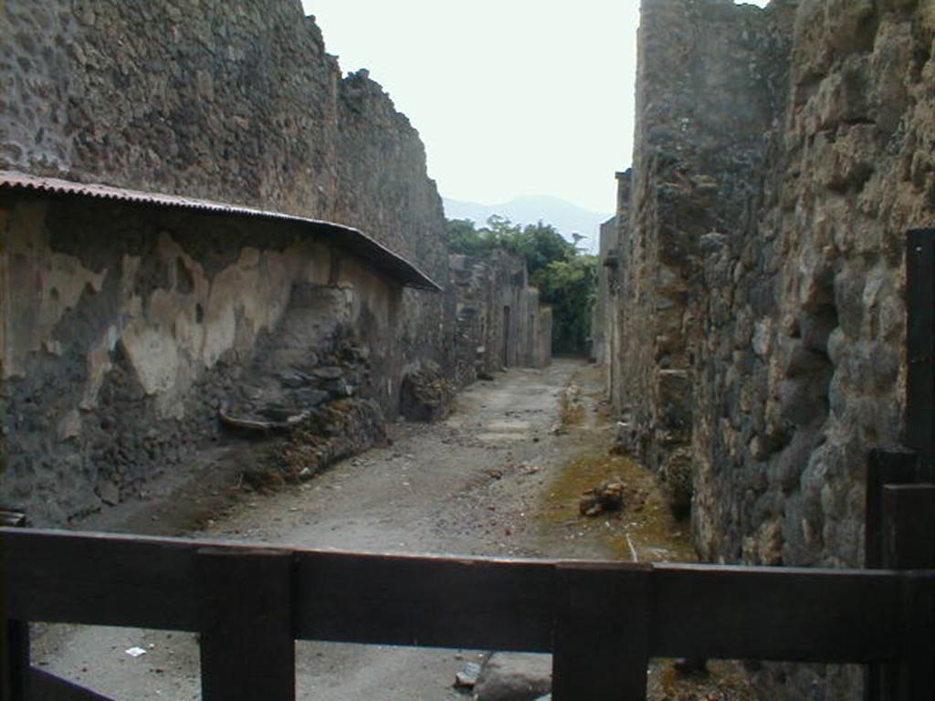 Pompeii Street Altar at I.8.1. September 2004. Street altar on east side of Vicolo dellEfebo on outside wall of I.8.1. Looking south from junction with Via dell Abbondanza between I.8 and I.7.