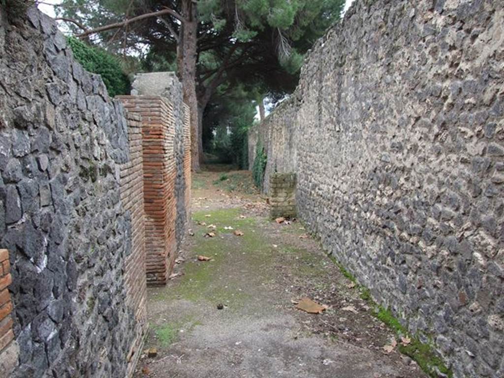 II.7.9a, on left, Pompeii. December 2006. Eschebach identified a street altar 12 metres from south-east corner of Insula 9, on rear wall. See Eschebach, L., 1993. Gebudeverzeichnis und Stadtplan der antiken Stadt Pompeji. Kln: Bhlau. (p.100)