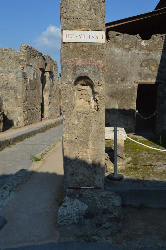 Street altar at VII.1.42 Pompeii. October 2018. Looking east with detail of altar.
Foto Taylor Lauritsen, ERC Grant 681269 DCOR.
