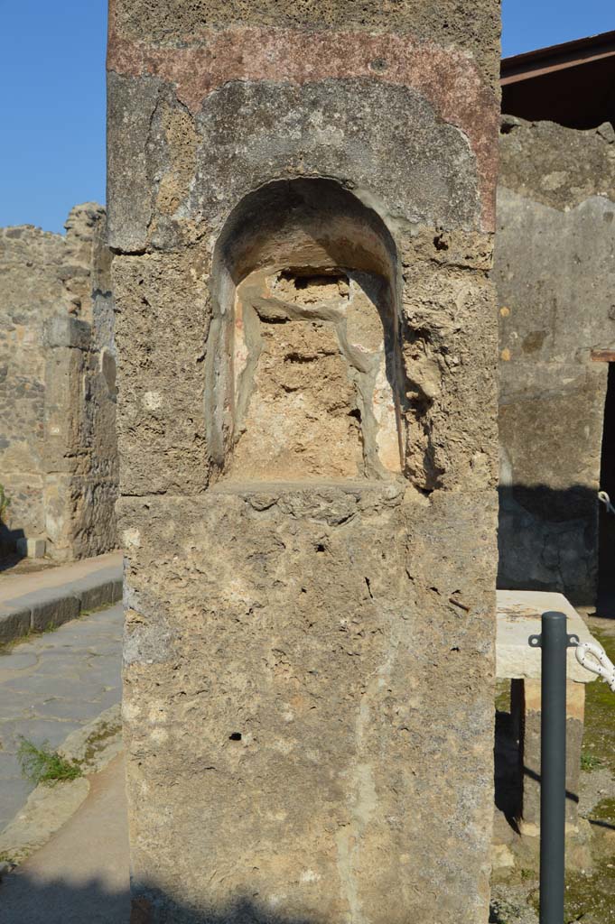 Street altar at VII.1.42 Pompeii. October 2018. Looking east with detail of niche.
Foto Taylor Lauritsen, ERC Grant 681269 DCOR.
