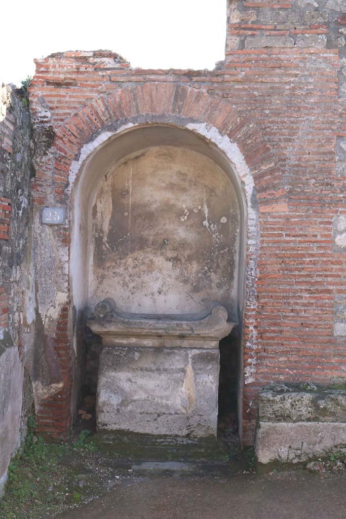 VIII.2.25, Pompeii. December 2018. 
Looking south on Via della Regina towards street altar. Photo courtesy of Aude Durand.
