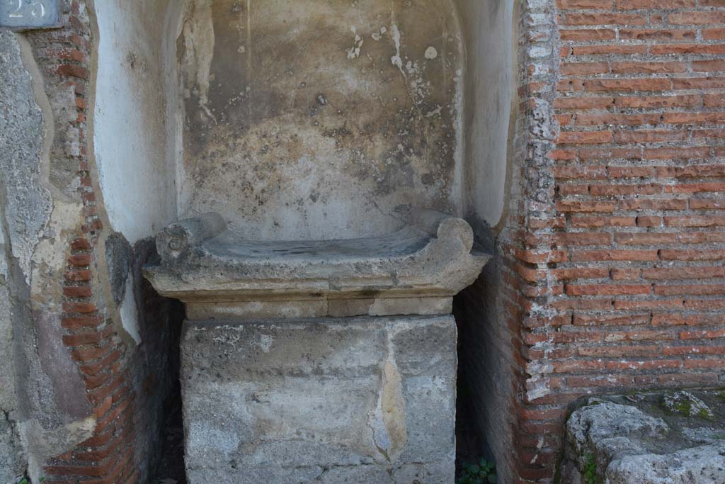 VIII.2.25 Pompeii. March 2019. Detail from altar.
Foto Annette Haug, ERC Grant 681269 DÉCOR
