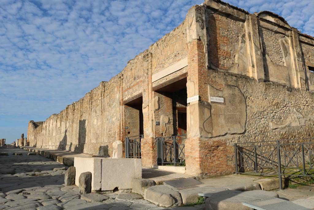 Fountain outside VII.9.67. Via dellAbbondanza, north side, Pompeii. December 2018.
Looking north-west towards fountain and south side of Eumachias Building. Photo courtesy of Aude Durand.


