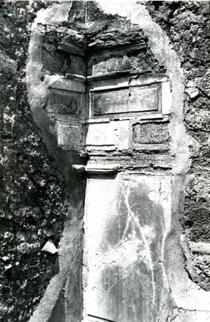I.2.16 Pompeii. 1972. House, cubiculum g, NE corner. Photo courtesy of Anne Laidlaw.
American Academy in Rome, Photographic Archive. Laidlaw collection _P_72_9_36.
