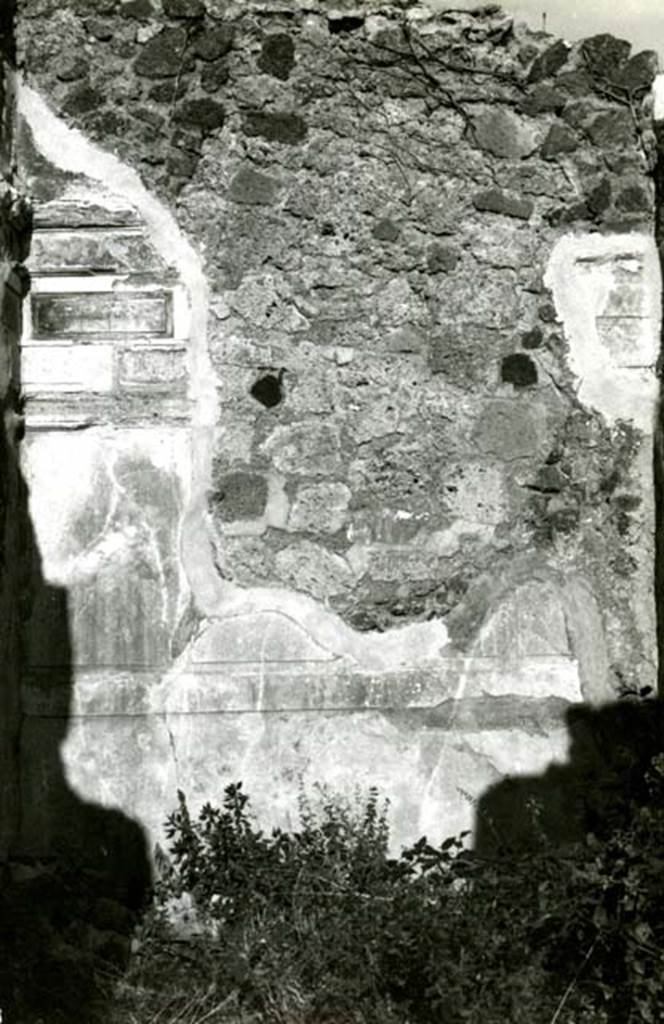 I.2.16 Pompeii. 1968. House, cubiculum g, back E wall.  Photo courtesy of Anne Laidlaw.
American Academy in Rome, Photographic Archive. Laidlaw collection _P_68_6_12. 
