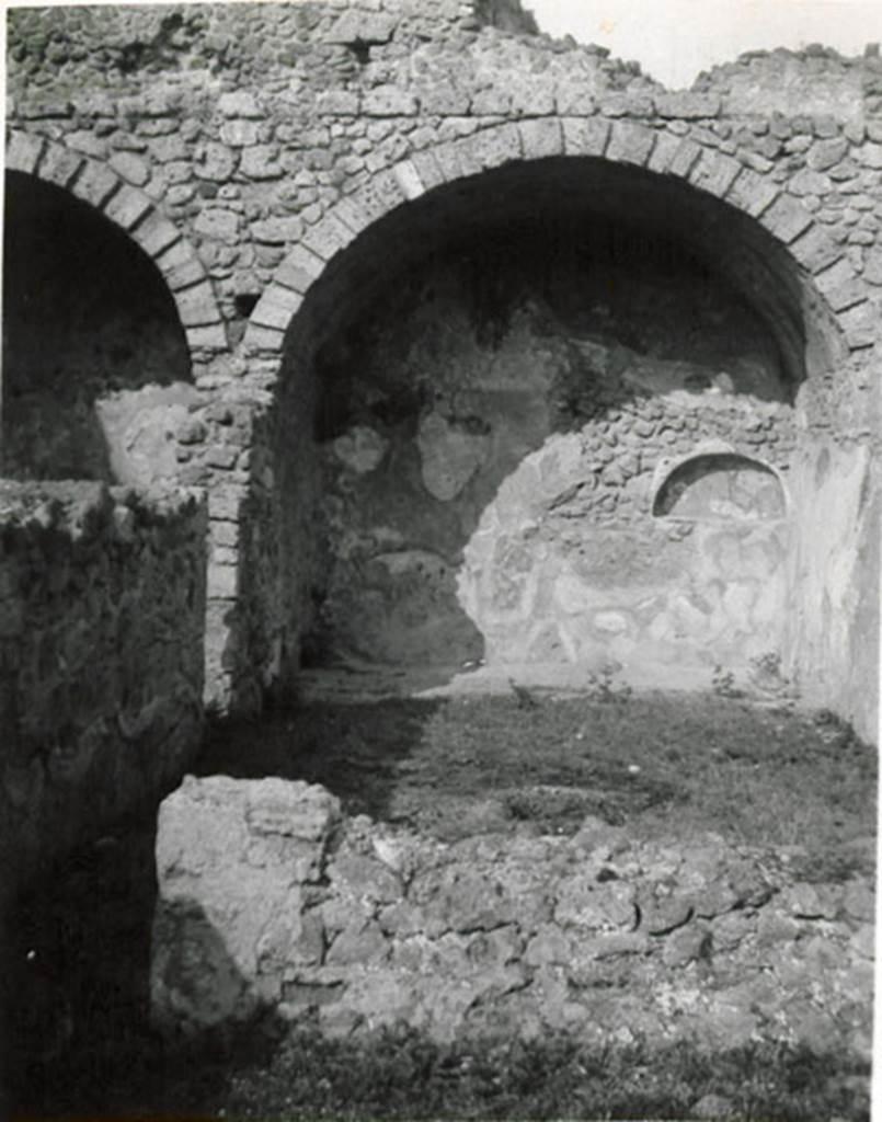I.3.5 Pompeii. 1935 photograph taken by Tatiana Warscher. Looking east into rear vaulted room.
See Warscher, T, 1935: Codex Topographicus Pompejanus, Regio I, 3: (no.12), Rome, DAIR, whose copyright it remains.  
