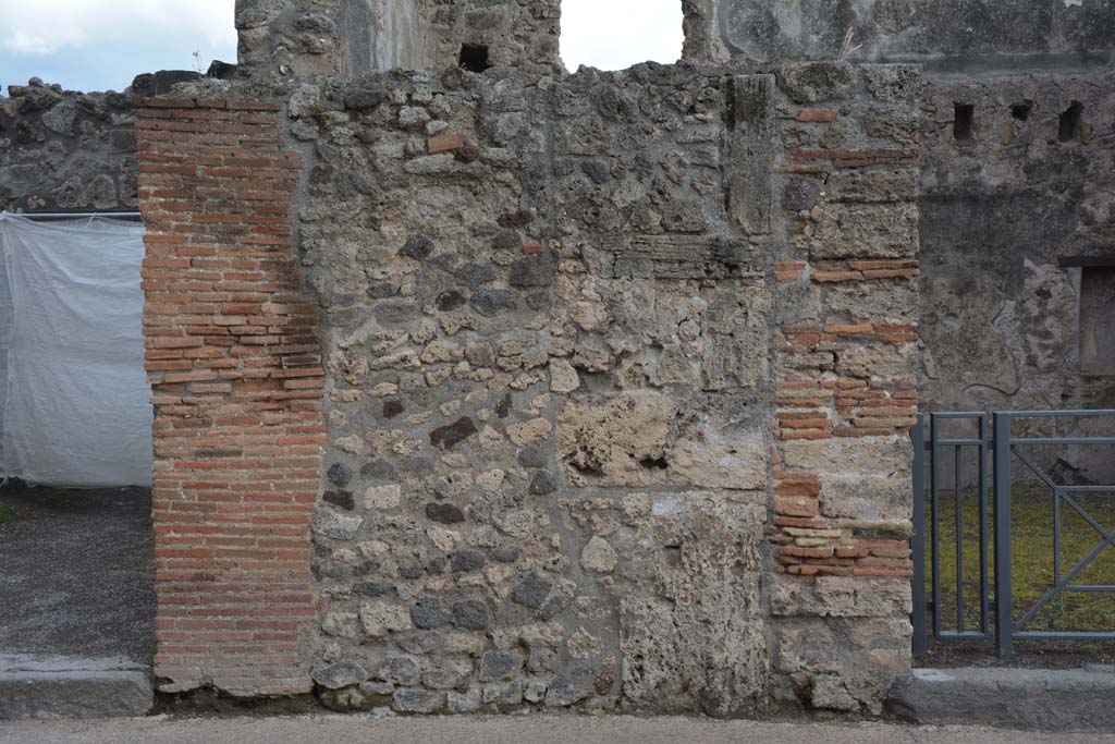 I.4.18 Pompeii. May 2019. Looking south to front faade between I.4.19, on left, and I.4.18, entrance doorway on right.
Foto Tobias Busen, ERC Grant 681269 DCOR.

