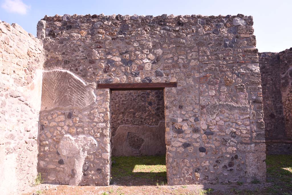 I.4.22 Pompeii. October 2019. Room f, looking east towards doorway. 
Foto Tobias Busen, ERC Grant 681269 DCOR.

