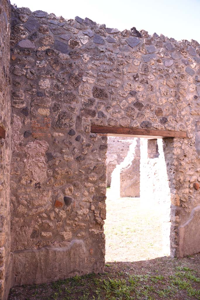 I.4.22 Pompeii. October 2019. Room f, doorway in west wall into atrium.
Foto Tobias Busen, ERC Grant 681269 DCOR.
