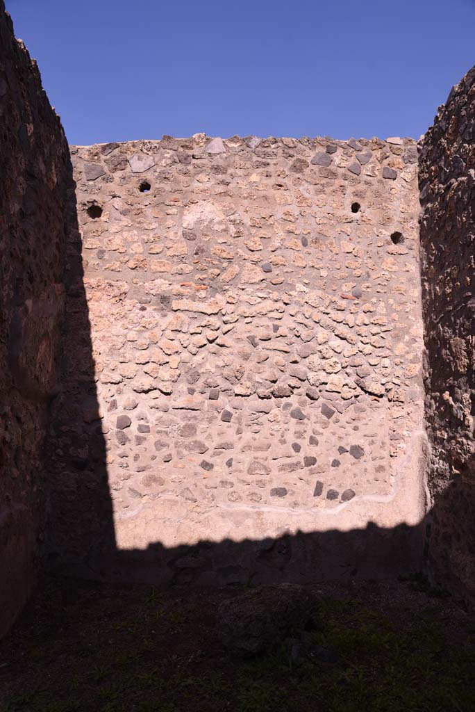 I.4.22 Pompeii. October 2019. Room f, north wall.
Foto Tobias Busen, ERC Grant 681269 DCOR.
