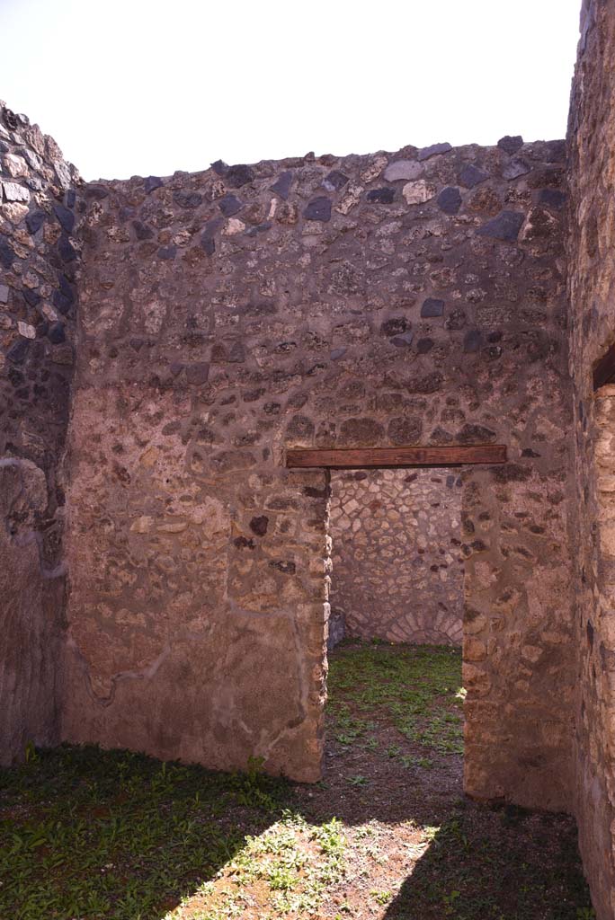 I.4.22 Pompeii. October 2019. South wall of room f, with doorway to room g.
Foto Tobias Busen, ERC Grant 681269 DCOR.
