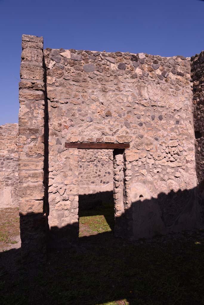 I.4.22 Pompeii. October 2019. North wall of east ala, g, with doorway to room f.
Foto Tobias Busen, ERC Grant 681269 DCOR.
