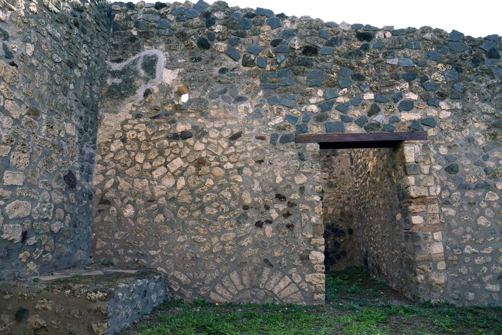 I.4.22 Pompeii. October 2019. South wall of east ala, g, with doorway to room h.
Foto Tobias Busen, ERC Grant 681269 DCOR.
