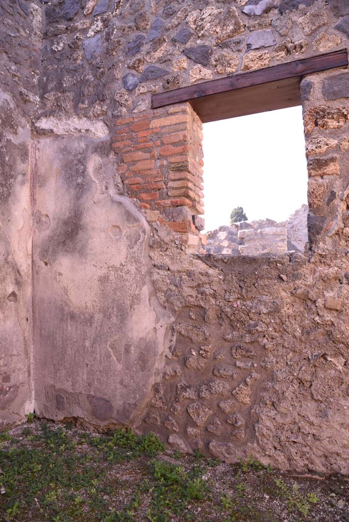 I.4.22 Pompeii. October 2019. Room i, south-west corner and window in west wall.
Foto Tobias Busen, ERC Grant 681269 DCOR.
