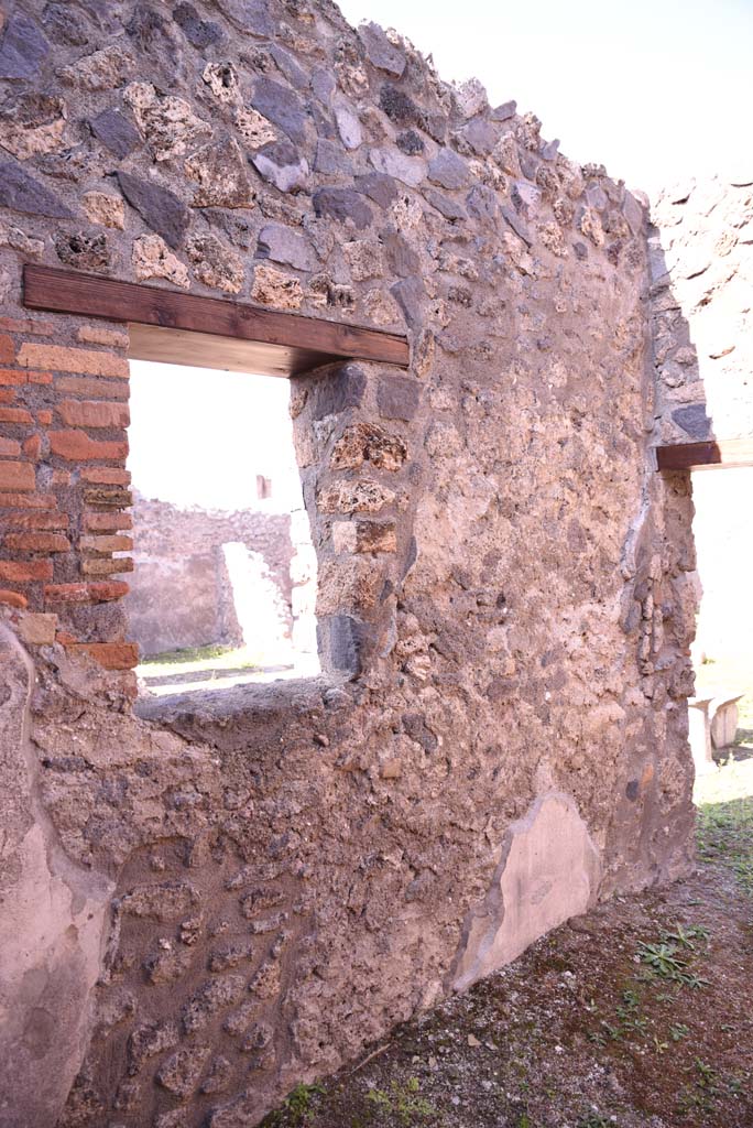 I.4.22 Pompeii. October 2019. 
Room i, west wall with window, and north wall with door to atrium.
Foto Tobias Busen, ERC Grant 681269 DCOR.
