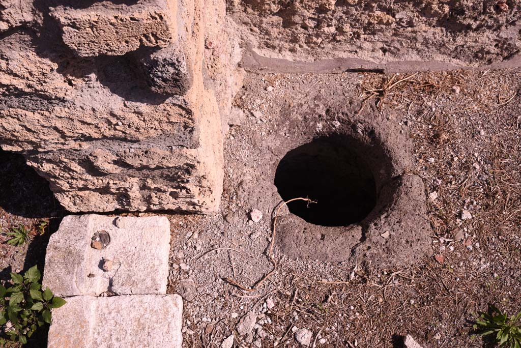 I.4.22 Pompeii. October 2019. Room k/l, detail of cistern-mouth in north-east corner.
Foto Tobias Busen, ERC Grant 681269 DCOR.
