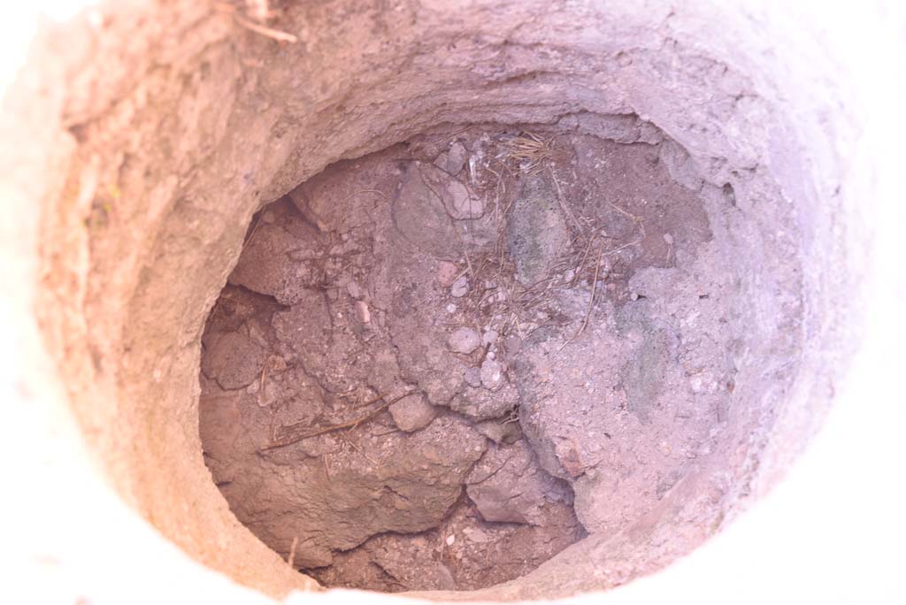 I.4.22 Pompeii. October 2019. Room k/l, detail into cistern-mouth.
Foto Tobias Busen, ERC Grant 681269 DCOR.

