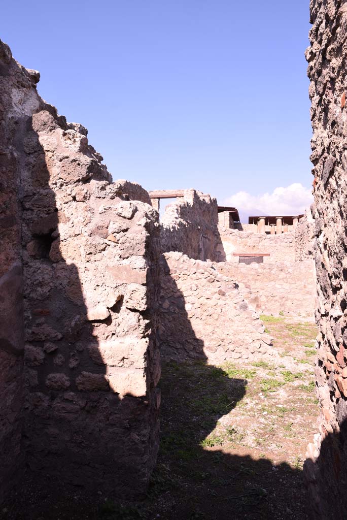 I.4.22 Pompeii. October 2019. Room n, north wall with doorway to room e.
Foto Tobias Busen, ERC Grant 681269 DCOR.
