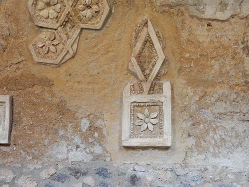 I.6.2 Pompeii. May 2016. Detail from stucco on ceiling above north wall of north wing. Photo courtesy of Buzz Ferebee.
