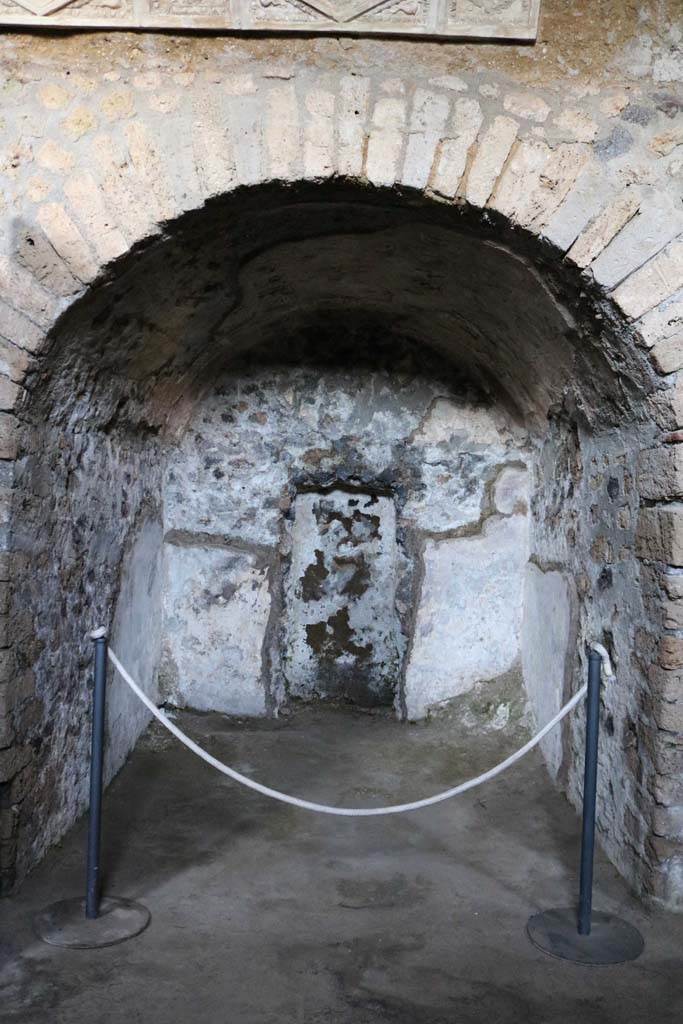 I.6.2 Pompeii. December 2018. 
Alcove in north wall of north wing of cryptoporticus. Photo courtesy of Aude Durand.
