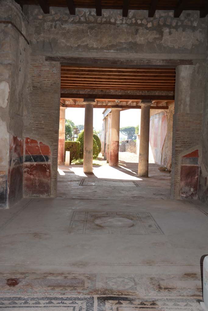 I.7.1 Pompeii. October 2019. 
Looking south from atrium across tablinum towards oecus and peristyle.
Foto Annette Haug, ERC Grant 681269 DÉCOR.

