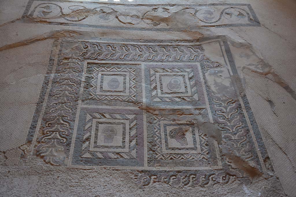 I.7.1 Pompeii. October 2019. Mosaic emblema with four masks in centre of floor of oecus.
Foto Annette Haug, ERC Grant 681269 DÉCOR.


