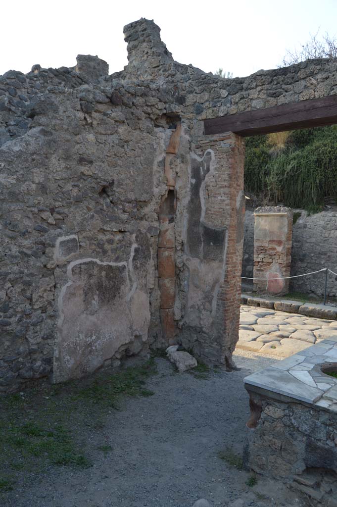 I.7.8 Pompeii. October 2017. North-west corner with down-pipe from upper floor.
Foto Taylor Lauritsen, ERC Grant 681269 DCOR.
