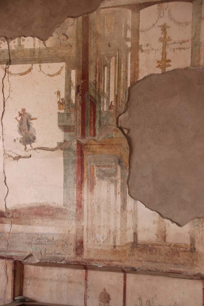 I.7.11 Pompeii. September 2021. 
Painted decoration on west wall towards south end of triclinium. Photo courtesy of Klaus Heese.
