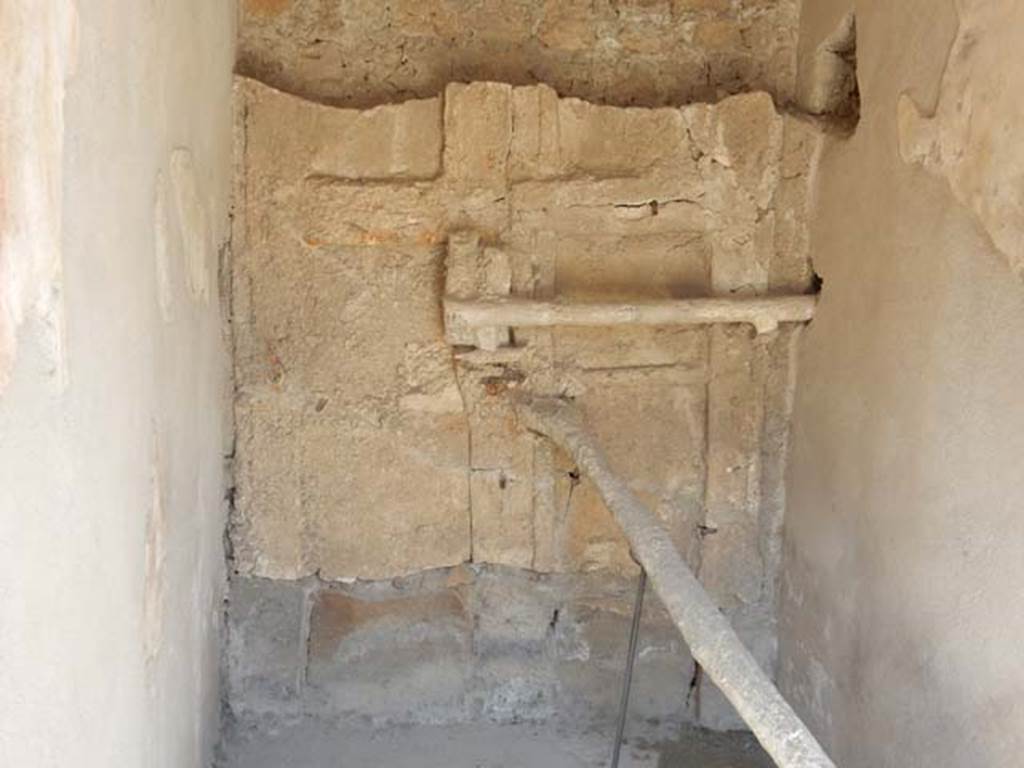 I.7.11 Pompeii. May 2017. Detail of the blocked entrance at I.7.10.  Photo courtesy of Buzz Ferebee.
Detail of cement cast of doorway with two shutters reinforced with a horizontal crossbar and a pole positioned into a rectangular hollow in the floor.
