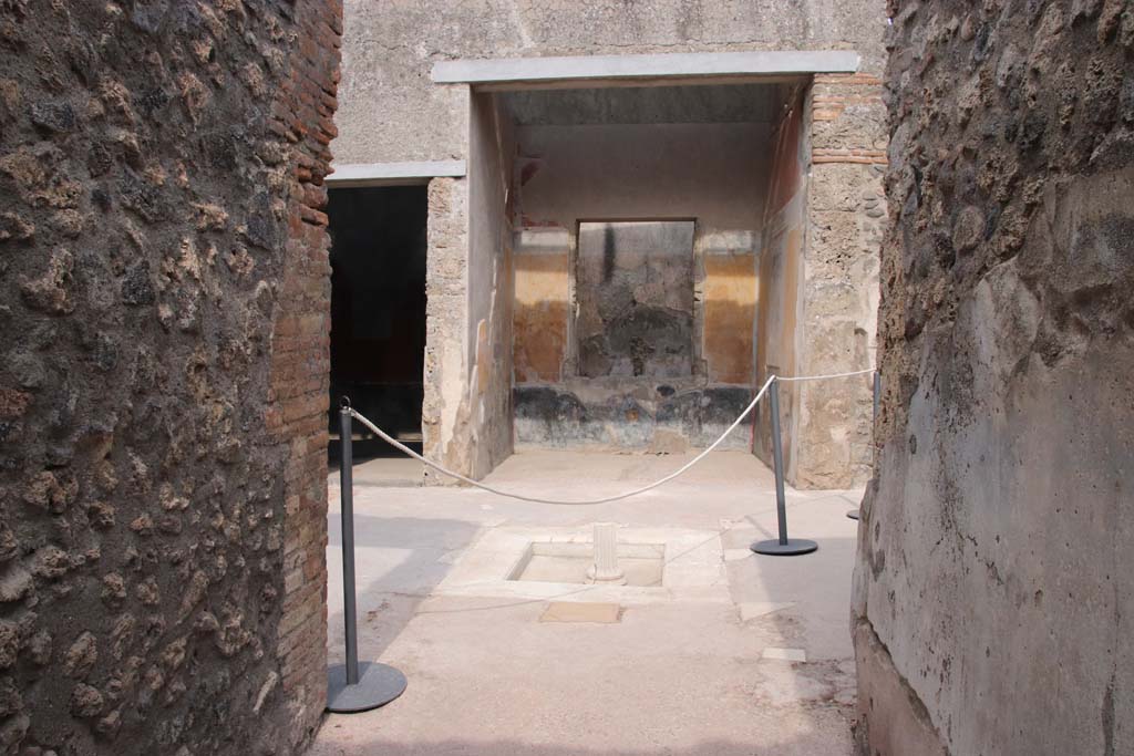 I.7.19 Pompeii. September 2021. 
Looking east across atrium towards tablinum with window onto a small garden, from entrance corridor. Photo courtesy of Klaus Heese.


