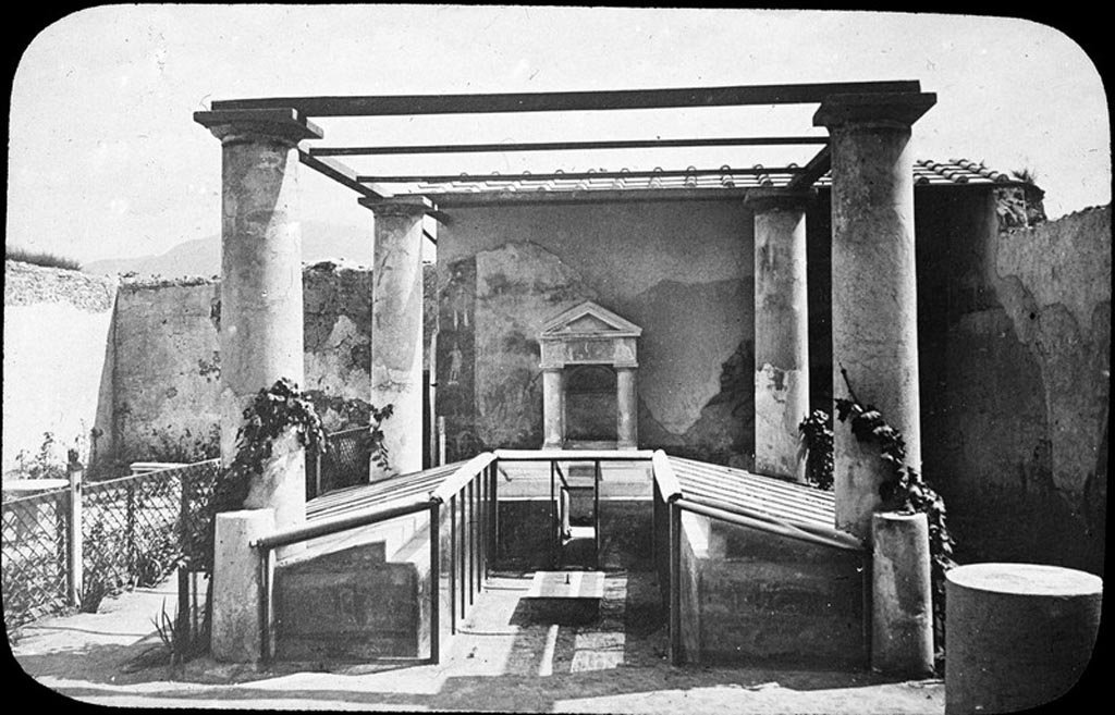 I.7.12 Pompeii. Looking south across garden area towards pergola, summer triclinium and nymphaeum against south wall.
Photo by permission of the Institute of Archaeology, University of Oxford. 
File name instarchbx202im022. Source ID. 44483.
See photo on University of Oxford HEIR database