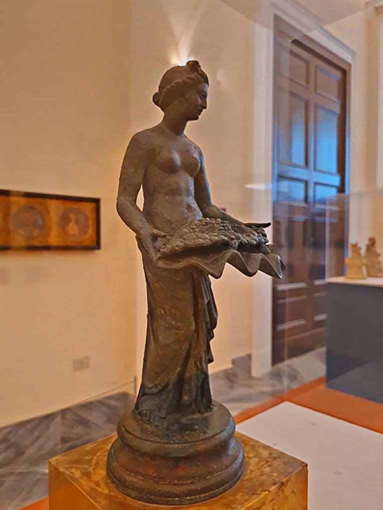 I.7.12 Pompeii. October 2023. 
Bronze statuette of Pomona. Photo courtesy of Giuseppe Ciaramella. 
On display in “L’altra MANN” exhibition, October 2023, at Naples Archaeological Museum.

