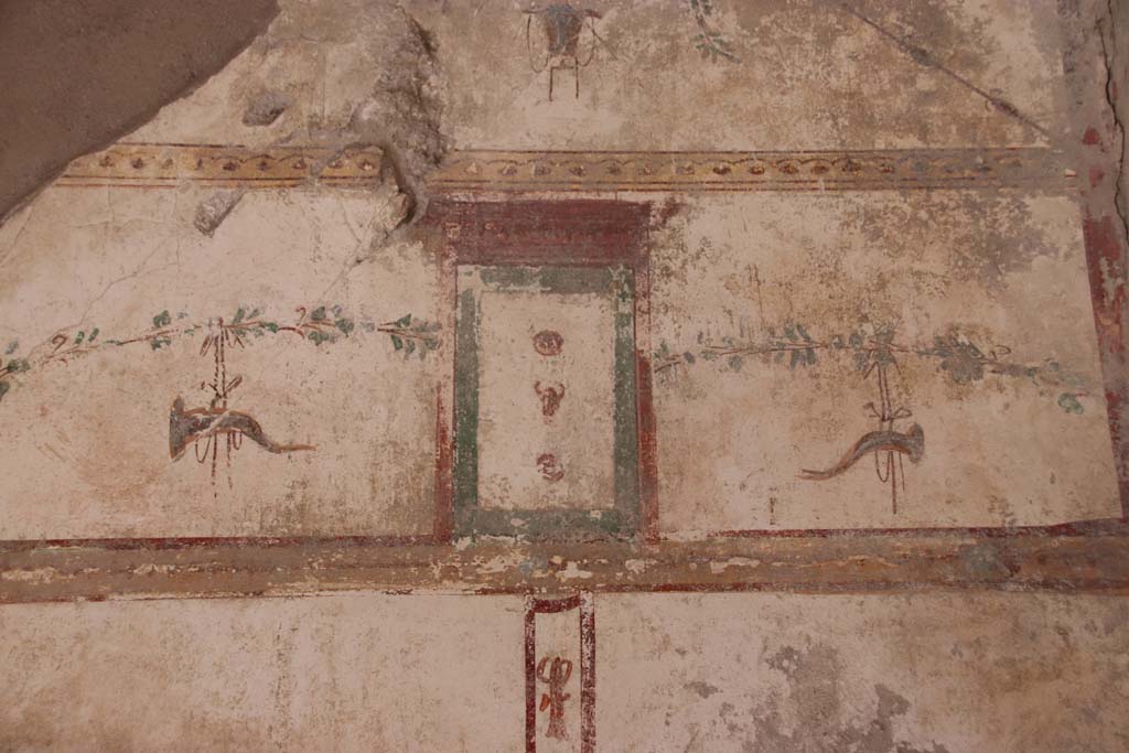 I.7.12 Pompeii. September 2021. 
Upper east wall of cubiculum in south-east corner. Photo courtesy of Klaus Heese.
