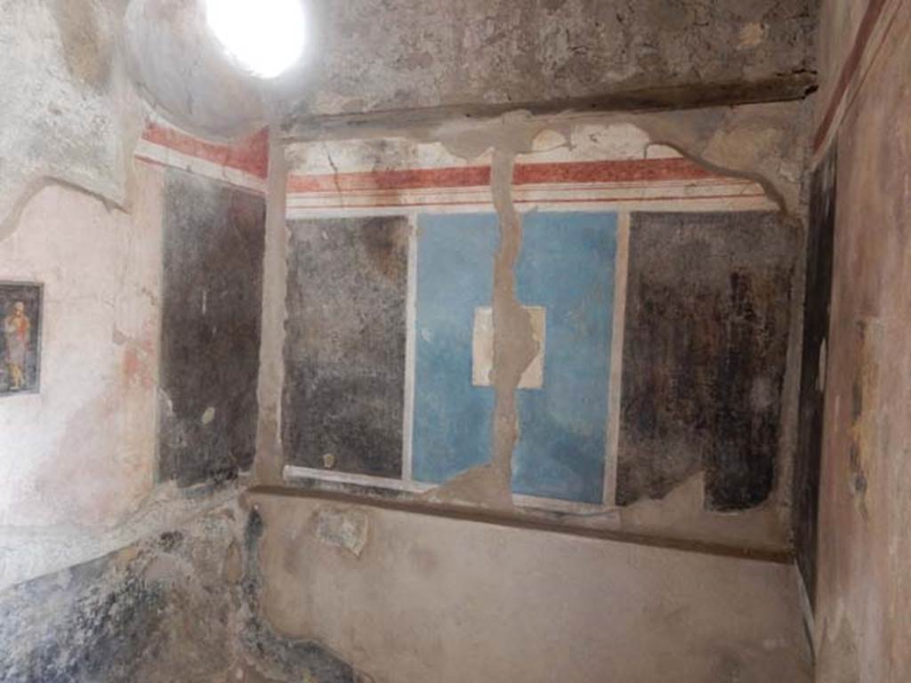 I.7.19 Pompeii. May 2017. Looking towards the east wall of cubiculum on north side of corridor.  Photo courtesy of Buzz Ferebee.
