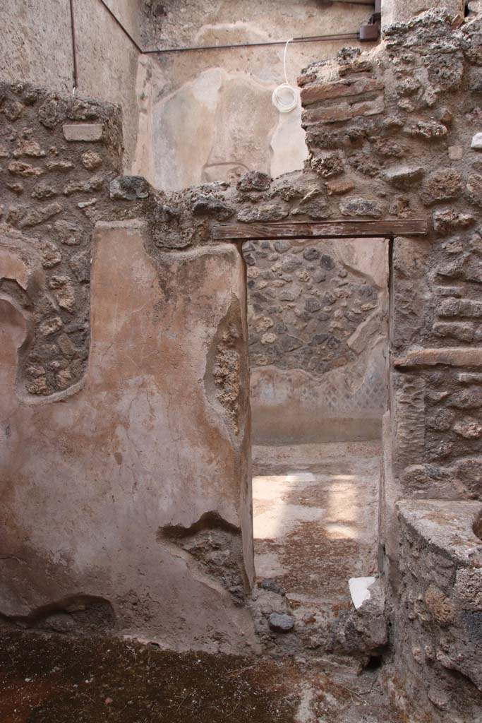 I.7.19 Pompeii. September 2021. 
Doorway to small garden area at rear of tablinum. Photo courtesy of Klaus Heese.
