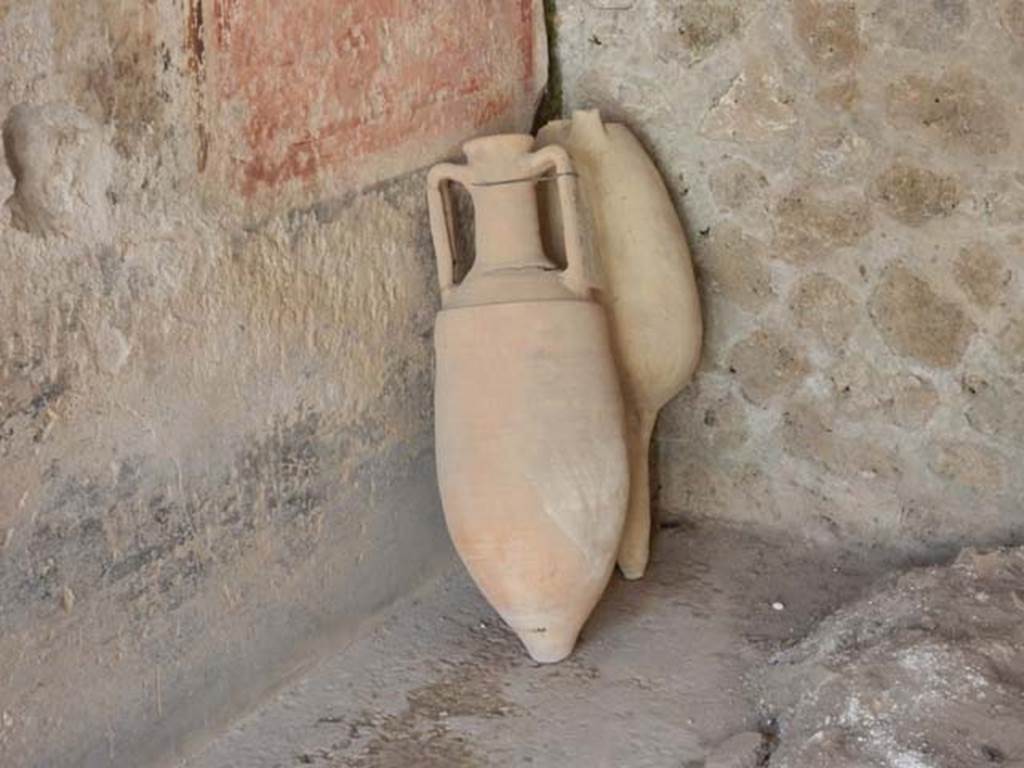 I.7.19 Pompeii. May 2017. Detail of amphorae in north-west corner of exedra near north portico. Photo courtesy of Buzz Ferebee.
