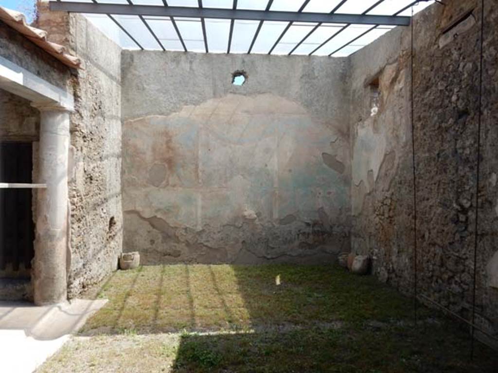 I.7.19 Pompeii. May 2017. Looking towards south wall of garden area. Photo courtesy of Buzz Ferebee.
