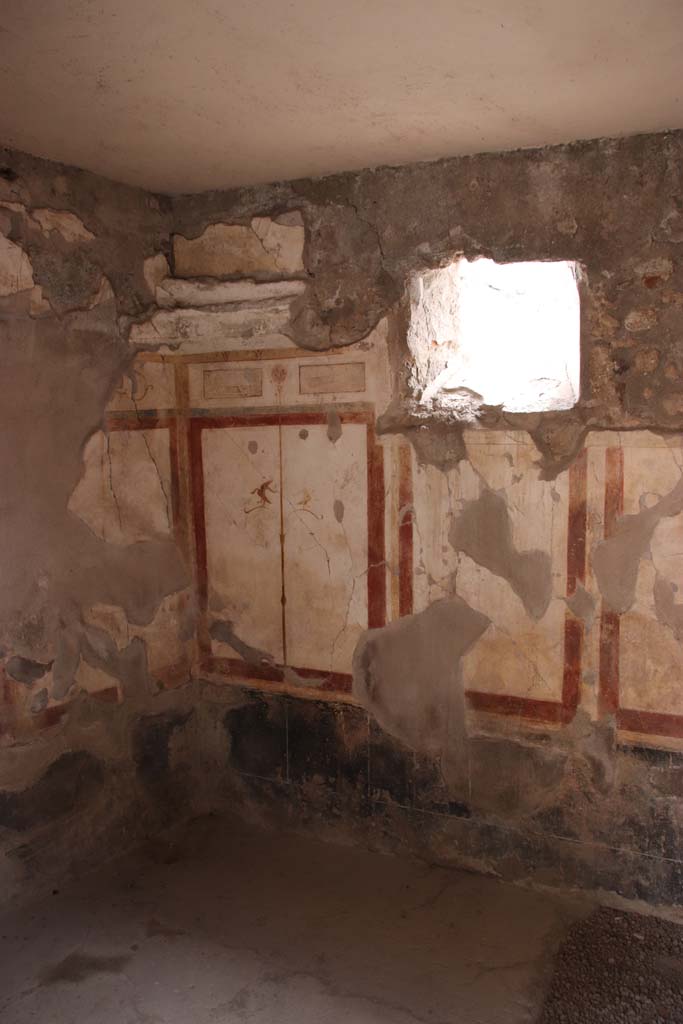 I.7.19 Pompeii. September 2021. 
West wall of cubiculum with window. Photo courtesy of Klaus Heese.
