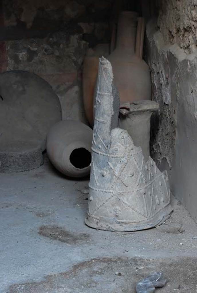 I.8.9 Pompeii. March 2008. Room 4, items in room. Photo courtesy of Nicolas Monteix.
