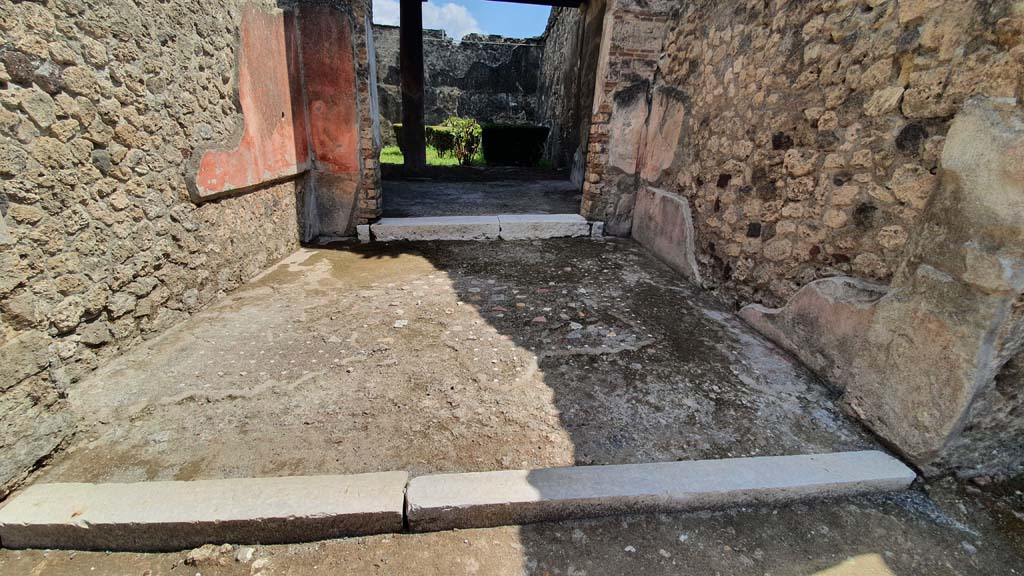 I.8.9 Pompeii. July 2021. Room 5, looking south across tablinum. 
Foto Annette Haug, ERC Grant 681269 DÉCOR.


