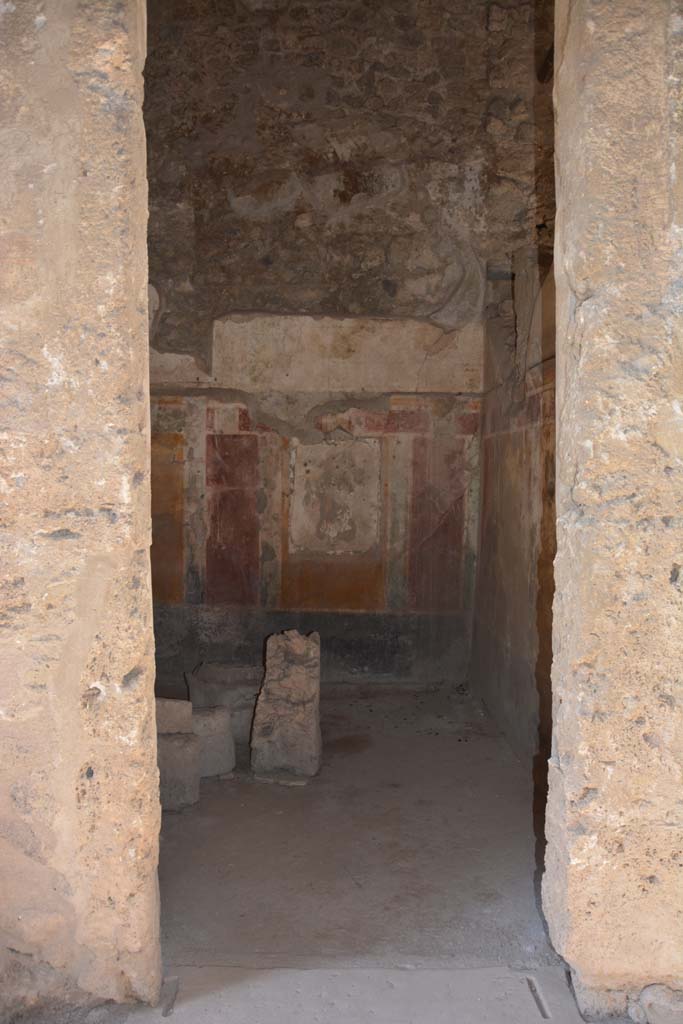 I.8.17 Pompeii. October 2019. Room 4, looking west through doorway.
Foto Annette Haug, ERC Grant 681269 DCOR.
