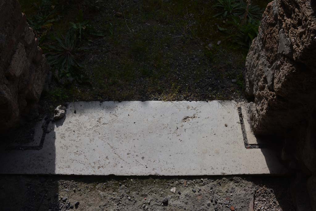 I.8.17 Pompeii. March 2019. Room 6, looking south across doorway threshold.
Foto Annette Haug, ERC Grant 681269 DCOR.
