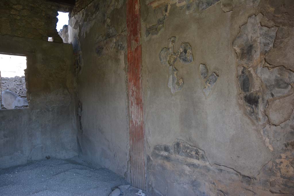 I.9.1 Pompeii. October 2019. Room 8, window in north wall into room 9, north-east corner and east wall of triclinium.
Foto Annette Haug, ERC Grant 681269 DCOR.

