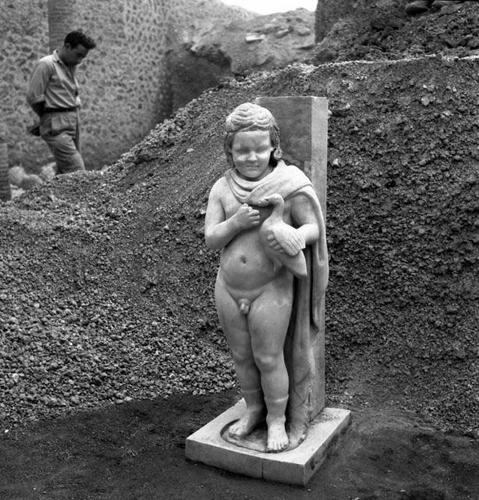 I.9.3 Pompeii. 1952. Room 6, garden area, north portico, during the excavation in 1952.
Statue of small boy with dove.  SAP inventory number: 20395. 
Photograph courtesy of Soprintendenza Speciale per i Beni Archeologici di Napoli e Pompei.
