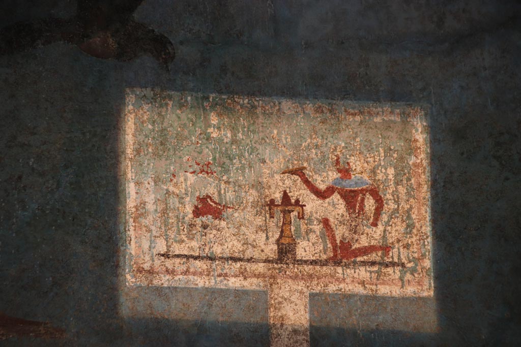 I.9.5 Pompeii. October 2022. Room 5, detail of painted decoration from south end of upper east wall. Photo courtesy of Klaus Heese.