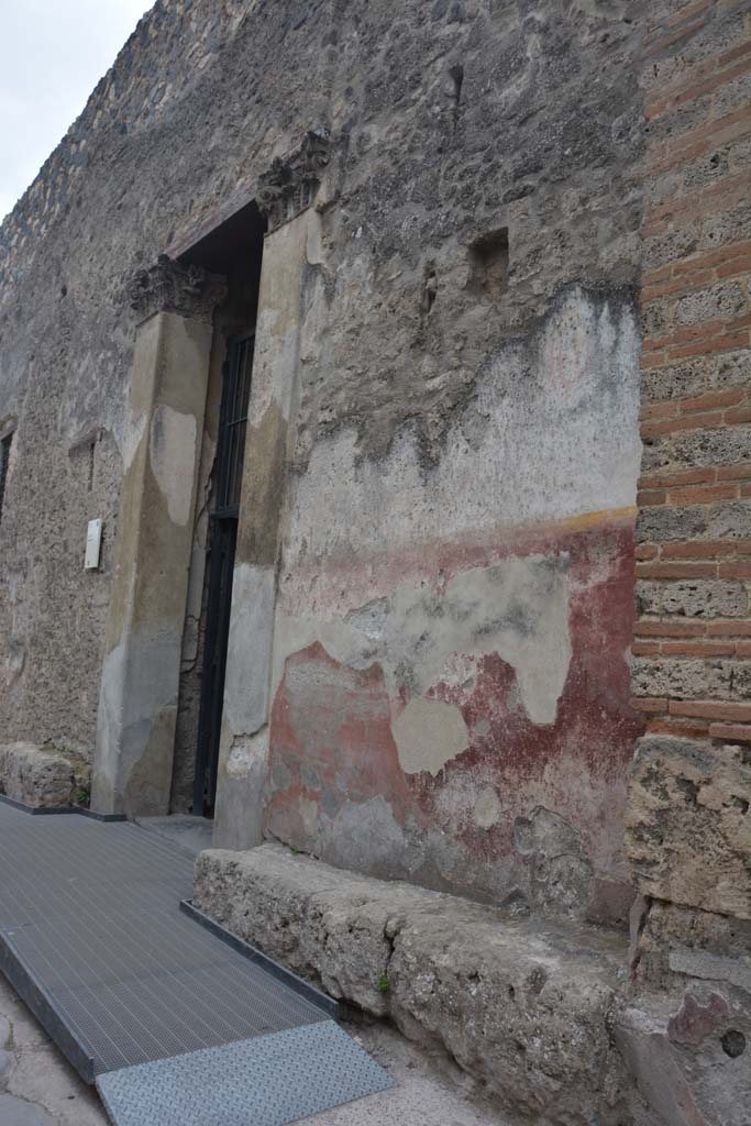 I.10.4 Pompeii. October 2017. 
Looking south-east to entrance doorway with bench and painted plaster on west side. 
Foto Annette Haug, ERC Grant 681269 DÉCOR.
