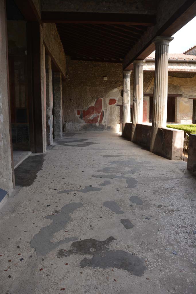 I.10.4 Pompeii. September 2019. Looking east along north portico.
Foto Annette Haug, ERC Grant 681269 DCOR.

