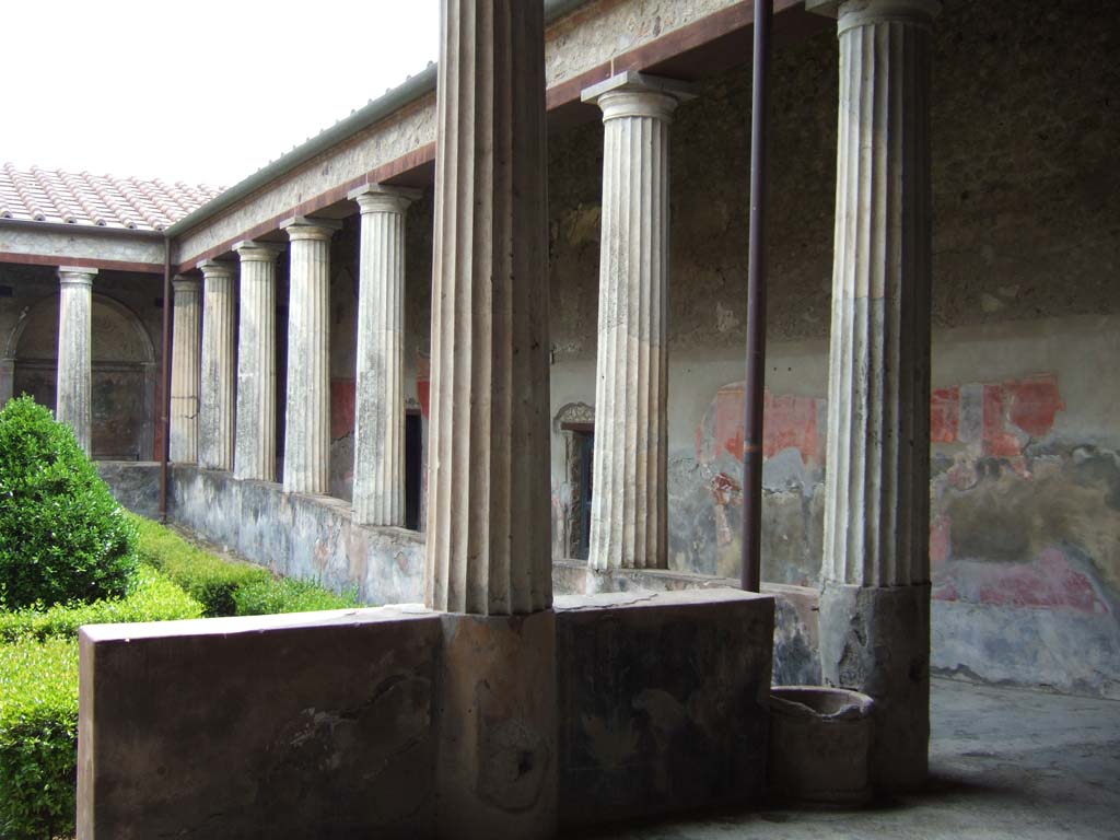 I.10.4 Pompeii. May 2006. North side of peristyle, looking towards west portico.