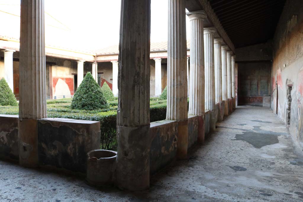 I.10.4 Pompeii. December 2018.
Looking south-east across peristyle, and south along west portico towards south-west corner. Photo courtesy of Aude Durand.
