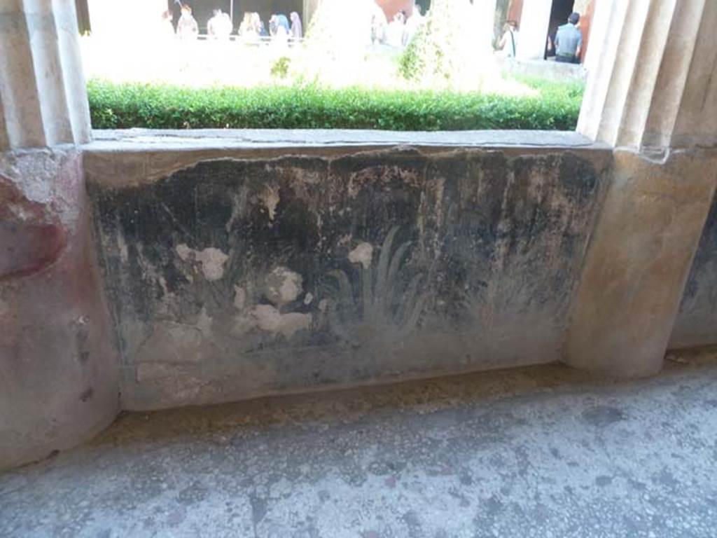 I.10.4 Pompeii. September 2015. Pluteus around west side of peristyle, with painted garden plants. 